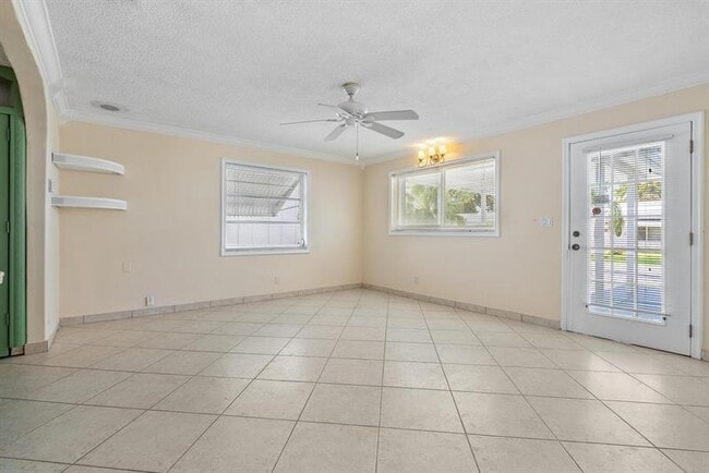 Building Photo - 240 NW 24th Ct