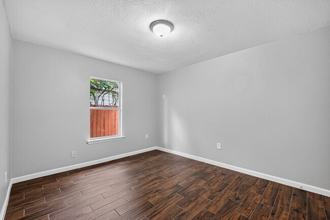 Building Photo - 1112 Johnson St