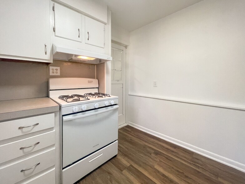 Building Photo - 3812 Pine Ave