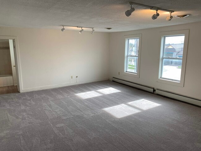 Building Photo - 486 Main St