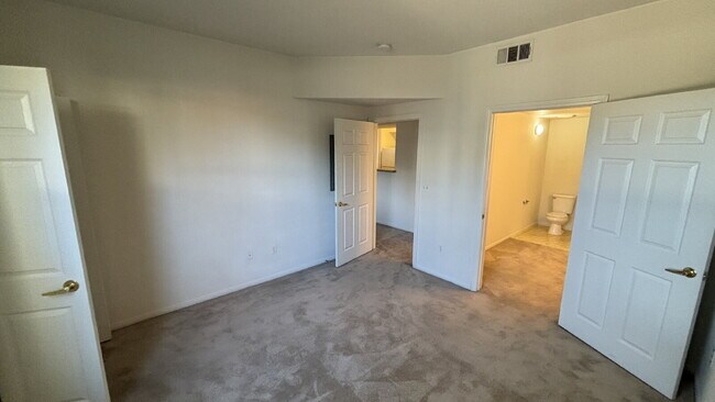 Building Photo - First-floor 1-bedroom condo available for immediate move-in.