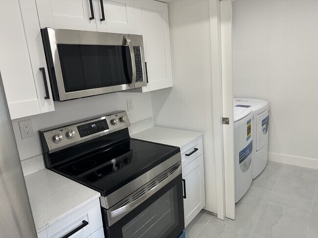 Building Photo - 2 bed 1 bath located in the desirable Edgewood neighborhood, just minutes from the marina, highwa...