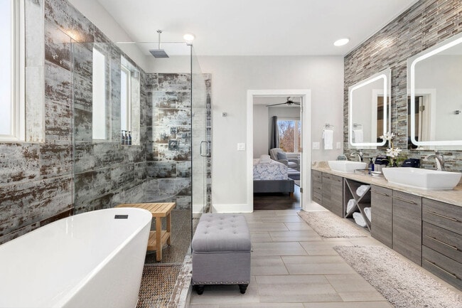 Building Photo - 1588 N Desoto Pl