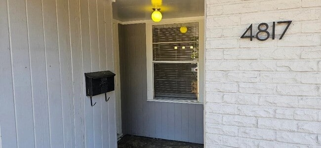 Building Photo - 4817 Lido Ln