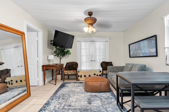 Building Photo - 909 N Palmway