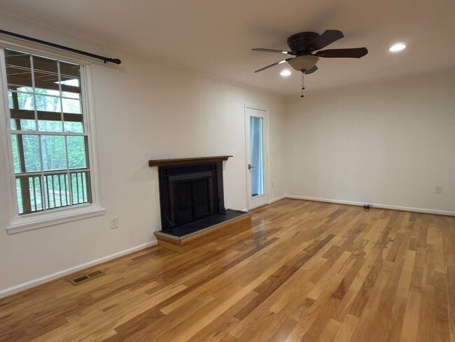 Building Photo - Beautiful 4 Bed 2.5 Bath Townhome in Burke For Rent!