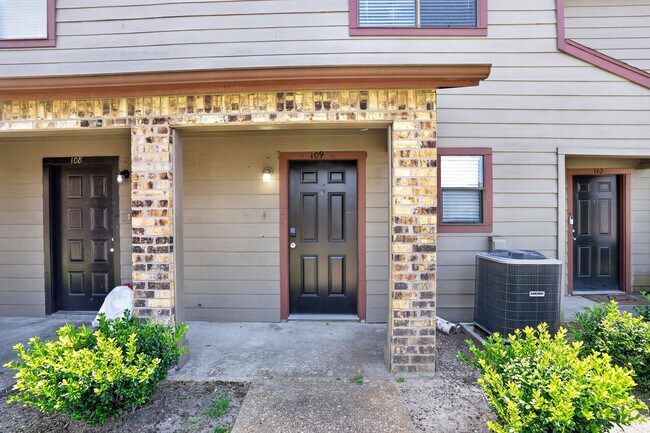 Building Photo - 5550 Folsom Dr