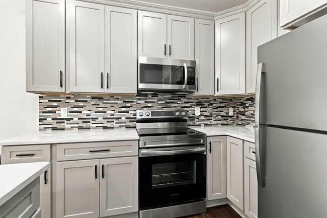 Building Photo - Updated Cottage 5 mins from Uptown Charlotte!
