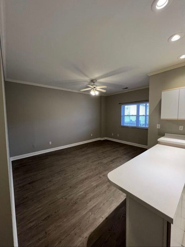 Building Photo - 110 Estes Dr