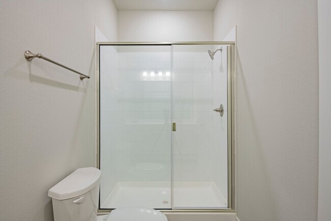 Building Photo - AVAILABLE NOW! GORGEOUS 4 BEDROOM DUPLEX L...