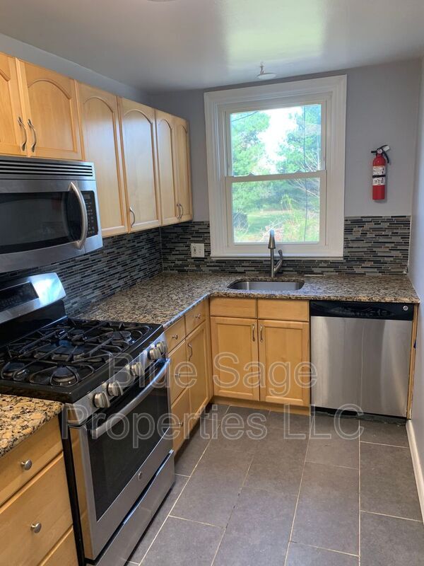 Building Photo - 2203 Bond Ave