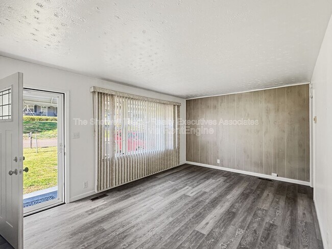 Building Photo - 1704 Lenland Ave