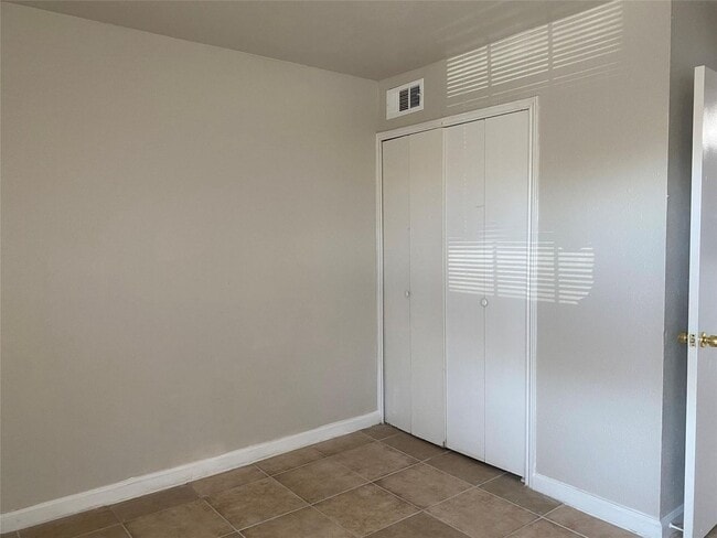 Building Photo - Limestone Dr. Duplex