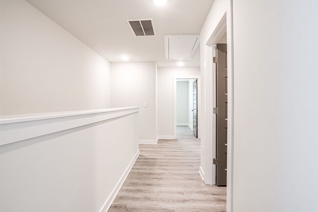 Building Photo - 715 W Vincent Dr