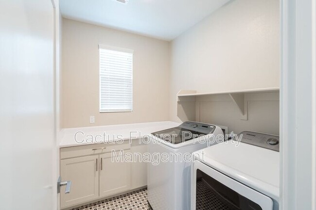 Building Photo - 2851 S Central Dr