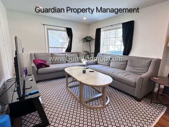 Building Photo - St Louis Park Single Family Home, Large Yard, 1 Car Garage, 3 Season Porch, W/D