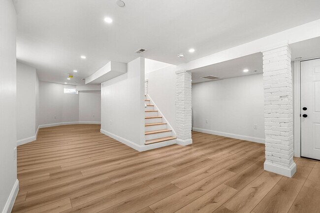 Building Photo - 53 Dustin St