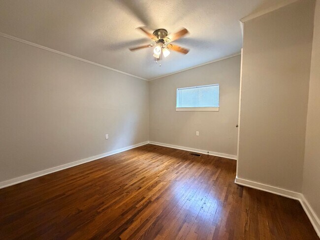 Building Photo - 3107 Alameda Dr
