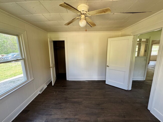 Building Photo - 2/1 with extra space in Uptown Shelby, NC
