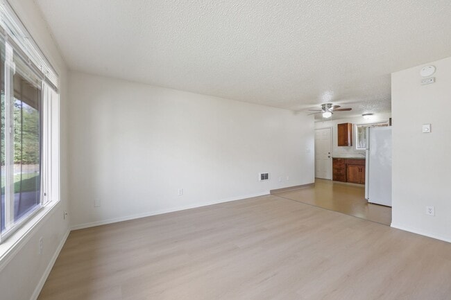 Building Photo - Move in ready! 2 bed 1 bath Olympia duplex!