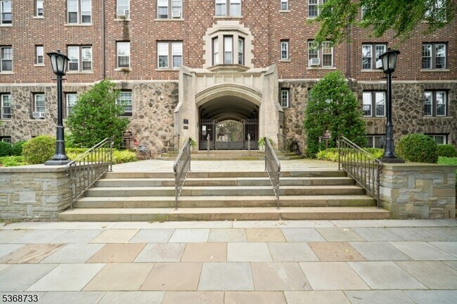 Building Photo - 275 Engle St