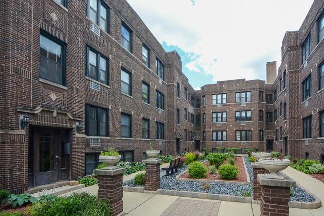 Building Photo - 722 W Addison St