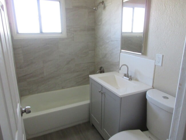 Building Photo - Newly updated 3bd 1 ba. New flooring