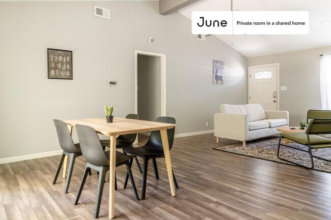 Building Photo - Private bedroom in 3 bed/2 bath Home