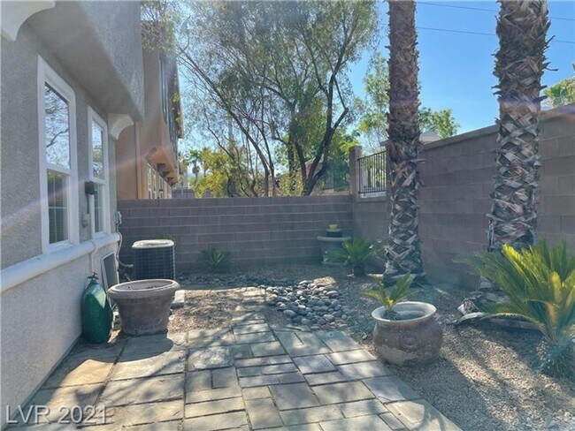 Building Photo - Beautiful 3BED/2BATH  2-Story Townhome in ...