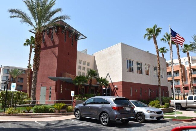 Building Photo - 2 Bedroom recently painted 2nd Floor Condo in Guard Gated Park Avenue!