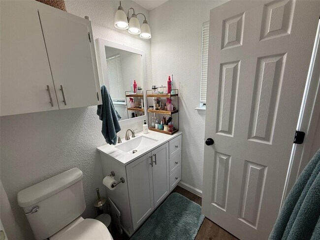 Building Photo - 402 Yucca Dr