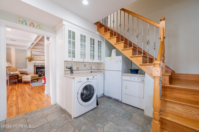 Building Photo - 409 6th Ave