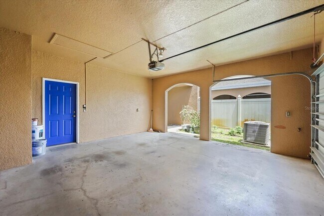 Building Photo - 2050 Island Walk Dr