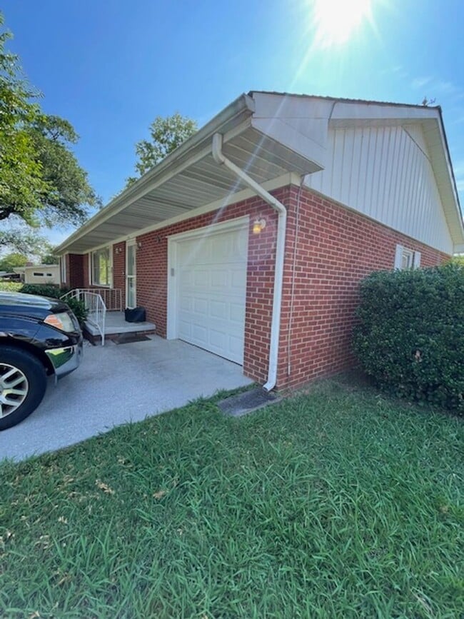 Building Photo - Maryville 37804 - 3 bedroom, 2 bath ranch home - Contact Debra Johnson (865) 591-8281