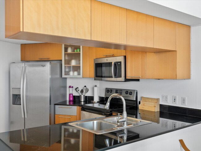 Building Photo - 1750 N Bayshore Dr