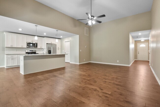 Building Photo - Pet Friendly Three Bedroom!