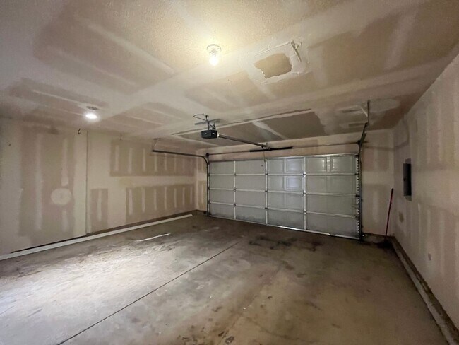 Building Photo - Amazing 3 Bd 2 Bath home in Historic Gladstone! Attached garage and Private yard! Easy access to ...