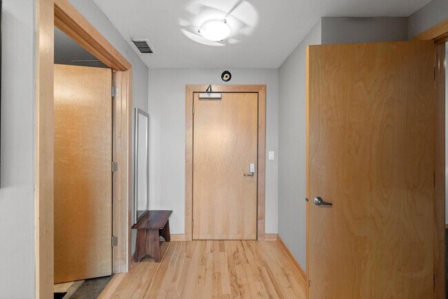 Building Photo - 215 10th Ave S