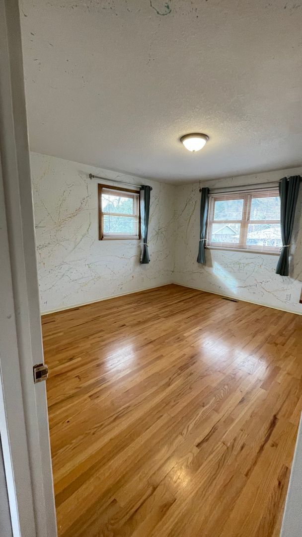 Building Photo - Spacious 4-Bedroom with Mountain Views & U...