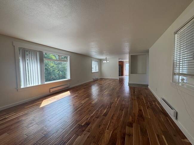Building Photo - 2-Bedroom, 1-Bath Home with Spacious Layou...