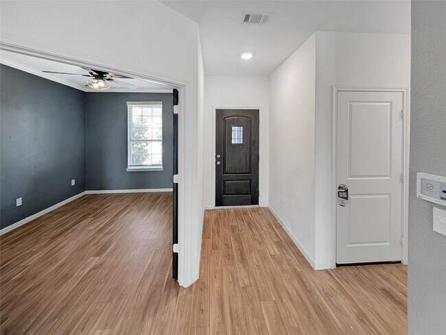 Building Photo - 1328 Ventura Crk Dr