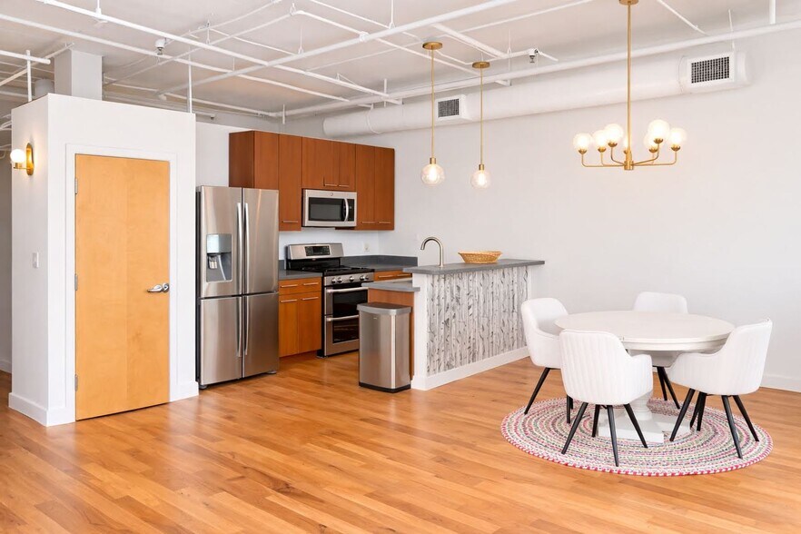 Building Photo - 1 bedroom 1 bath condo Prime Midtown location