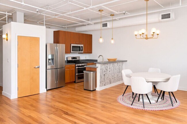 Building Photo - 1 bedroom 1 bath condo Prime Midtown location