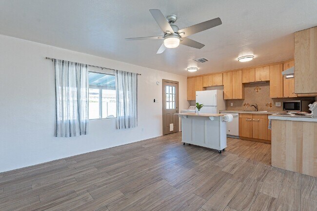 Building Photo - 8416 E Rancho Vista Dr