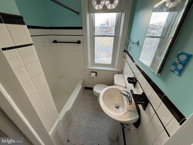 Building Photo - 405 Bridge St