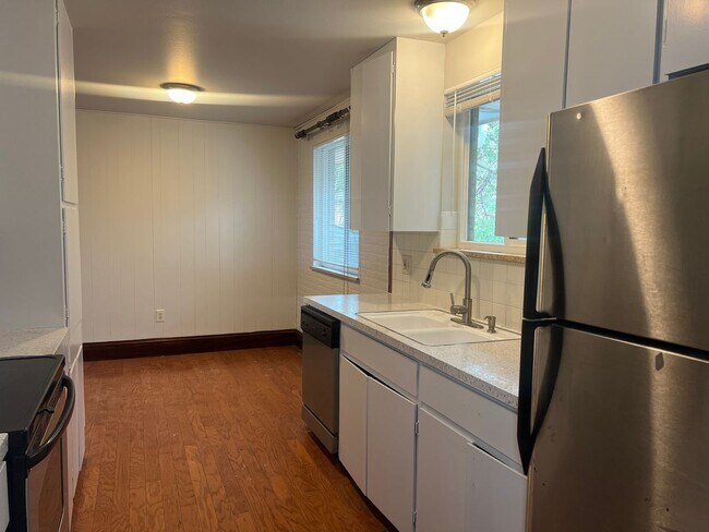 Building Photo - 2 Bed 1 Bath in Edgewater!