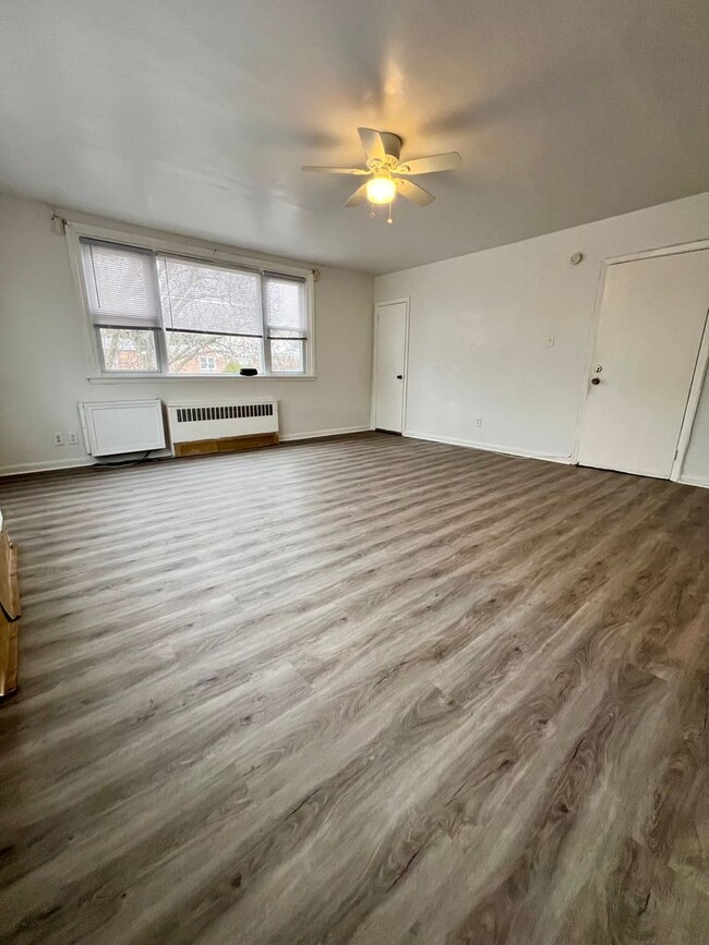 Building Photo - Newly Renovated 2-Bedroom Apartment in Ste...