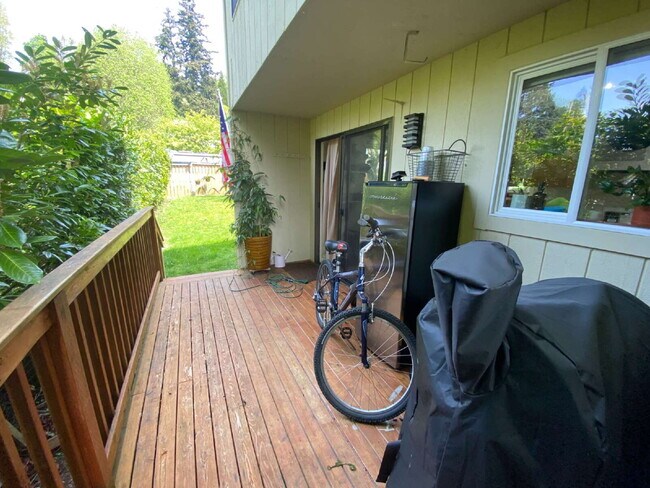 Building Photo - Spacious 2-Bedroom Townhome in Fairhaven with Spacious Fenced Yard