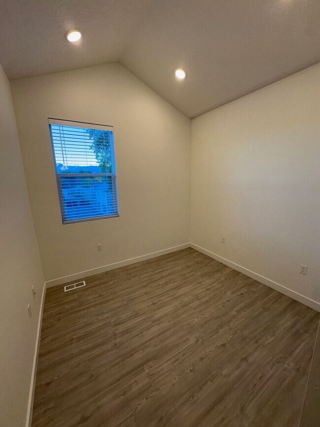 Building Photo - Move In Before School Starts! 4 Weeks Free + $0 Down Deposit OAC | 3 Bed Townhome in South Ogden