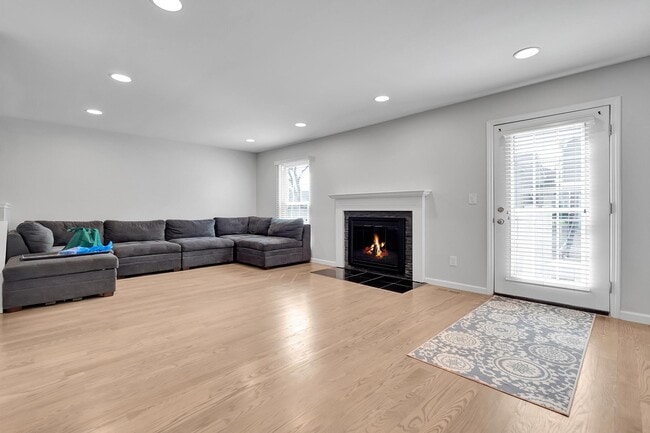 Building Photo - 41705 Broquet Dr